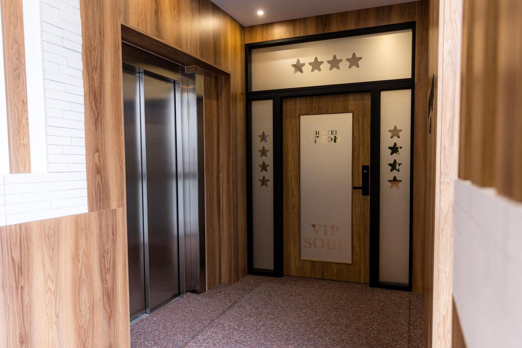 טראווניק Hostel Tron מראה חיצוני תמונה